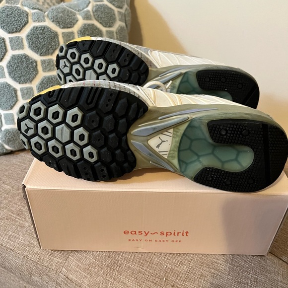 Puma Voltaic Evo Women’s Running Athletic Shoes - Picture 4 of 4